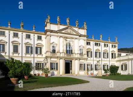 La Villa Mosconi Bertani (également connue sous le nom de Villa Novare) est un domaine viticole néoclassique et manoir dans la région de Vénétie en Italie, en Europe Banque D'Images