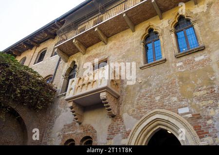 Bâtiment historique avec balcon célèbre à Vérone, Italie, connu pour sa connexion avec Roméo et Juliette de Shakespeare Banque D'Images