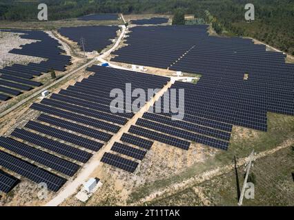 Panneaux solaires sur une centrale photovoltaïque Banque D'Images