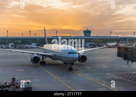 MUNICH, ALLEMAGNE - OCTOBRE 9. 2023 : Boeing 777-222 de United Airlines arrivant à la porte d'embarquement de l'aéroport de Munich MUC. Banque D'Images