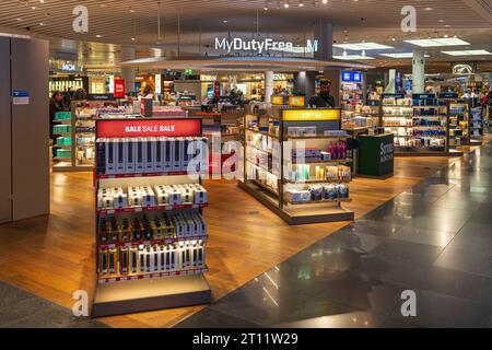 MUNICH, ALLEMAGNE - 9 OCTOBRE 2023 : Boutique hors taxes à l'aéroport de Munich au terminal 2. Banque D'Images