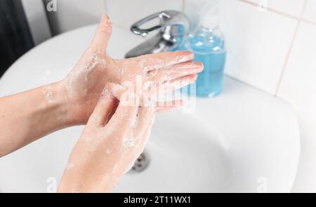 Lavage des mains conformément aux règles du ministère de la Santé, étapes 5 sur 5. La menace des maladies virales, l'épidémie de coronavirus, Covi Banque D'Images