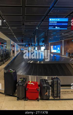 BERLIN, ALLEMAGNE - 9 OCTOBRE 2023 : un sac de voyage oublié à l'aéroport BER de Berlin, Allemagne. Banque D'Images