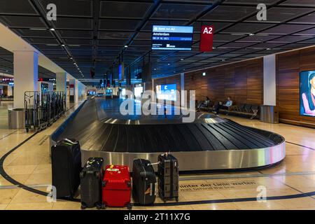 BERLIN, ALLEMAGNE - 9 OCTOBRE 2023 : un sac de voyage oublié à l'aéroport BER de Berlin, Allemagne. Banque D'Images