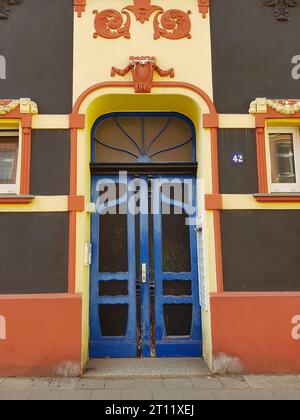 Entrée décorée en couleurs de la maison d'habitation Otto-Richter-Straße 42 à Magdebourg, vers 1922 Banque D'Images