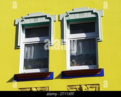 Fenêtres et ornements sur un mur jaune, détail de la façade à Otto-Richter-Street n ° 5 à Magdebourg, conçu en 1922 Banque D'Images