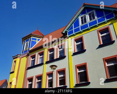 Tourelle et pignon de la maison d'angle n ° 6 dans Otto-Richter-Street à Magdebourg, Allemagne. La rue a été colorée conçue par Carl Krayl et Bruno Taut en 1922/1923. Banque D'Images