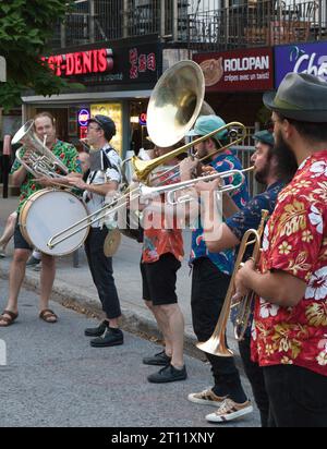 Canada, Québec, Montréal, rue St-Denis, musiciens de rue, personnes, Banque D'Images