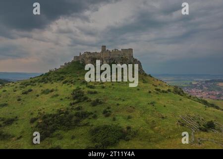 Vue panoramique sur les ruines du château de Spiss (Spissky Hrad) Slovaquie avec des nuages de tempête menaçants. Banque D'Images