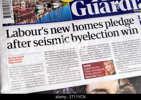 « Les nouveaux foyers du Labour s'engagent après la victoire de l'élection partielle sismique » journal Guardian en gros titre article politique 7 octobre 2023 Londres Royaume-Uni Banque D'Images