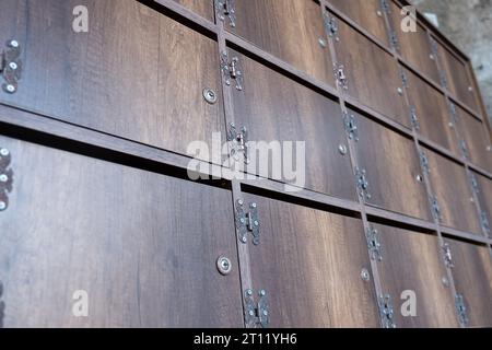 Étagère à chaussures en bois avec design rétro avec évent pour odeur et serrure sur elle à être utilisé par les musulmans de prière à l'entrée de la mosquée Banque D'Images