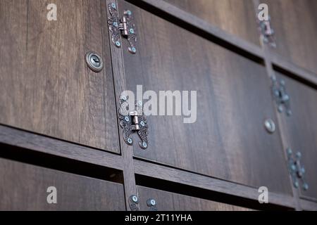 Étagère à chaussures en bois avec design rétro avec évent pour odeur et serrure sur elle à être utilisé par les musulmans de prière à l'entrée de la mosquée Banque D'Images