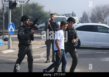 Ashkelon, Israël. 07 octobre 2023. Les forces israéliennes contrôlent et fouillent les personnes dans le cadre des mesures de sécurité prises à Ashkelon. Les combats entre soldats israéliens et militants islamistes du Hamas se poursuivent dans la zone frontalière avec Gaza. Stupéfait par l’assaut sans précédent sur son territoire, un Israël en deuil a compté plus de 700 morts et a lancé un barrage de frappes sur Gaza qui ont fait grimper le nombre de morts là-bas à 493 selon les responsables palestiniens. (Photo de Saeed Qaq/SOPA Images/Sipa USA) crédit : SIPA USA/Alamy Live News Banque D'Images