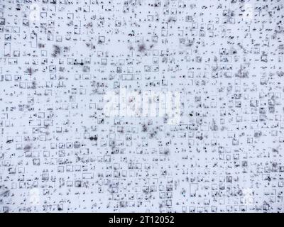 vue aérienne d'un grand cimetière en hiver, tombes et neige autour. Banque D'Images