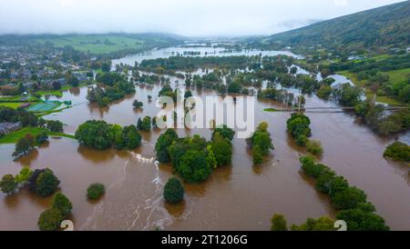 Vues aériennes depuis le drone du parcours de golf Aberfeldy inondé par la rivière Tay qui a brisé ses berges après des pluies torrentielles en octobre 2023. Aberfeldy, Banque D'Images