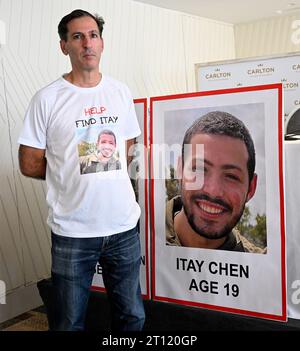 Tel Aviv, Israël. 10 octobre 2023. Rubi Chen, américano-israélien de New York, se tient devant une photo de son fils Itay Chen, 19 ans, porté disparu et soupçonné d’être otage du Hamas à Gaza, avant une conférence de presse à tel Aviv, Israël, le mardi 10 octobre 2023. Photo de Debbie Hill/ crédit : UPI/Alamy Live News Banque D'Images