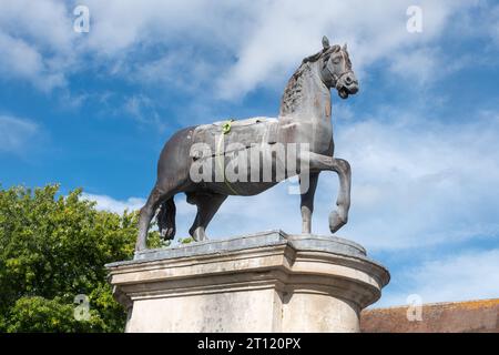 Statue équestre Guillaume III dans le centre-ville de Petersfield, Hampshire, Angleterre, Royaume-Uni, en cours de restauration en 2023 avec l'élément humain enlevé Banque D'Images