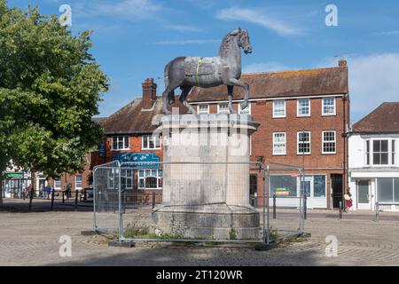 Statue équestre Guillaume III dans le centre-ville de Petersfield, Hampshire, Angleterre, Royaume-Uni, en cours de restauration en 2023 avec l'élément humain enlevé Banque D'Images