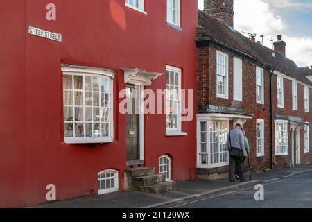 Charmants vieux cottages classés Grade II dans Sheep Street, Petersfield, Hampshire, Angleterre, Royaume-Uni. Chalet du début du 18e siècle, non 2, peint en rouge Banque D'Images
