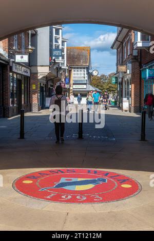 Rams Walk centre commercial dans le centre-ville de Petersfield, Hampshire, Angleterre, Royaume-Uni, zone piétonne Banque D'Images