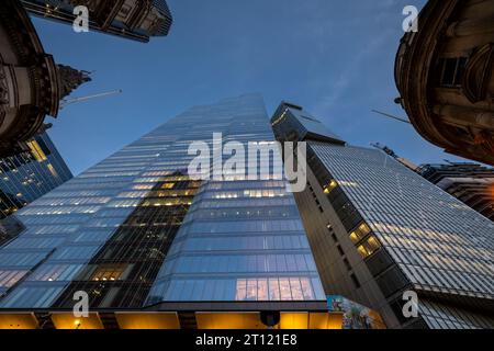 Londres, Royaume-Uni : 22 Bishopsgate ou TwentyTwo et 8 Bishopsgate dans la ville de Londres au crépuscule avec des lumières de bureau. En regardant d'en bas. Banque D'Images