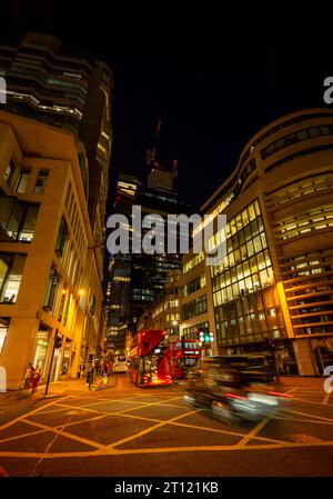 Londres, Royaume-Uni : taxi et bus rouges de Londres avec flou de mouvement sur Gracechurch Street dans la ville de Londres la nuit. Banque D'Images