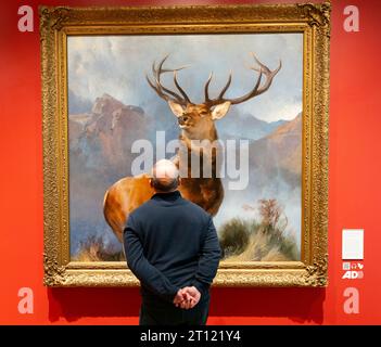 Le visiteur regarde la peinture écossaise emblématique le monarque du Glen de Sir Edwin Landseer dans la nouvelle aile de la Scottish National Gallery qui a ouvert ses portes Banque D'Images