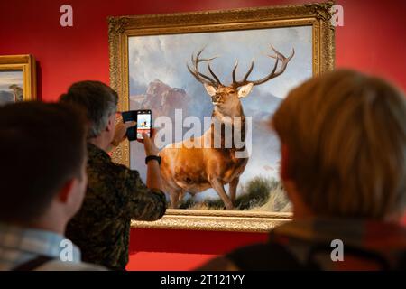 Les visiteurs regardent la peinture écossaise emblématique Monarch of the Glen de Sir Edwin Landseer dans la nouvelle aile de la Scottish National Gallery qui a ouvert ses portes Banque D'Images