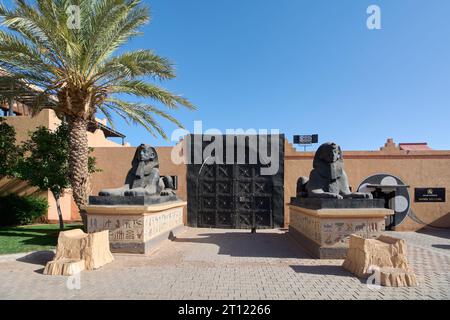 Ouarzazate, Maroc - 10 octobre 2023 : une des entrées présidée par deux Sphinx égyptiens des studios de cinéma Atlas Studios à Ouarzazate Mor Banque D'Images