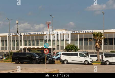 Herkalion, Crète, Grèce, 3 octobre 2023. Trafic du terminal de l'aéroport de Herkalion et extérieur du terminal Banque D'Images