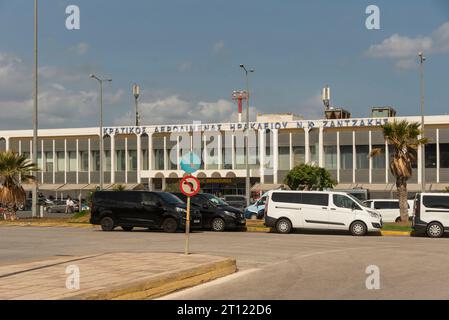 Herkalion, Crète, Grèce, 3 octobre 2023. Trafic du terminal de l'aéroport de Herkalion et extérieur du terminal Banque D'Images