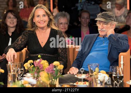 Marie Theres Relin und Franz Xaver Kroetz im Bild : Marie Theres Relin Links und Franz Xaver Kroetz rechts Sie nimmt kein Blatt vor den Mund, bezeichnet sich selbst scherzhaft als anstrengend und ist Gründerin der Hausfrauenrevolution : Marie Theres relin. Er wird spätestens durch seine Verkörperung des Klatschreporters Baby Schimmerlos in der Kult-Serie Kir Royal zum Star und zählt zu den bedeutendsten bundesdeutschen Schriftstellern : Franz Xaver Kroetz. 13 Jahre waren die Tochter der Schauspielerin Maria Schell und der bekannte Dramatiker ein Ehepaar, sind Eltern von drei Kindern. 16 Jahre nac Banque D'Images