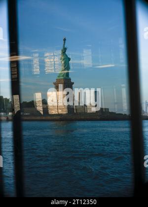 La Statue de la liberté New York vue à travers la fenêtre d'un ferry Banque D'Images