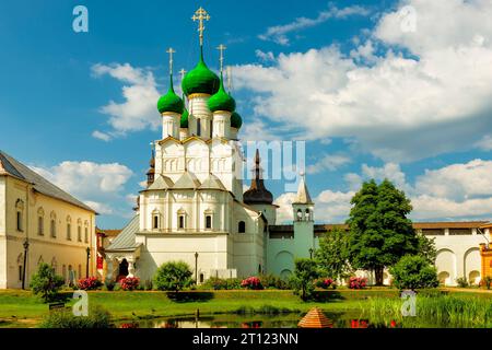 Cour intérieure du seigneur dans le Kremlin de Rostov le Grand avec une vue sur l'église de St. Jean l'évangéliste Banque D'Images