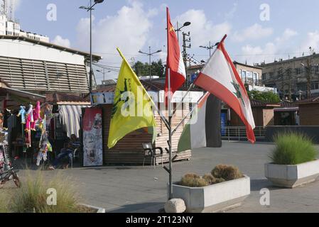 Sour Tyr Tyr, Liban. 10 octobre 2023. Drapeau du Hezbollah vu à Tyr (Sour), Sud Liban, octobre 10 2023. (Photo Elisa Gestri/Sipa USA) crédit : SIPA USA/Alamy Live News Banque D'Images