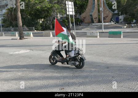 Sour Tyr Tyr, Liban. 10 octobre 2023. Garçon avec drapeau palestinien vu à Tyr (Sour), Sud Liban, octobre 10 2023. (Photo Elisa Gestri/Sipa USA) crédit : SIPA USA/Alamy Live News Banque D'Images