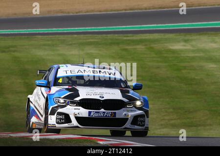 Colin Turkington - Team BMW - pilote BMW 330e M Sport numéro 4 dans le BTCC 2023 à Brands Hatch en octobre 2023 Banque D'Images