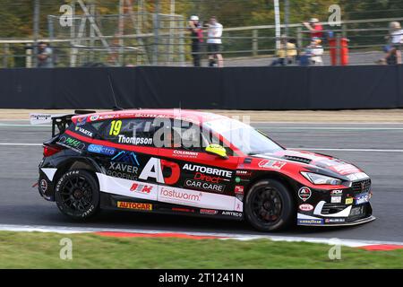 Bobby Thompson - Autobrite Direct avec Millers Oils et Team Hard - pilote Cupra Leon numéro 19 dans le BTCC 2023 à Brands Hatch en octobre 2023 Banque D'Images