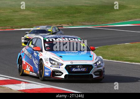 Ronan Pearson - Bristol Street Motors avec ExcelR8 - au volant de Hyundai i30N numéro 14 dans le BTCC 2023 à Brands Hatch en octobre 2023 Banque D'Images