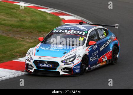 Ronan Pearson - Bristol Street Motors avec ExcelR8 - au volant de Hyundai i30N numéro 14 dans le BTCC 2023 à Brands Hatch en octobre 2023 Banque D'Images