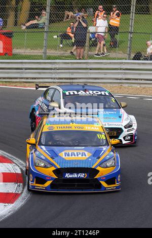 Vainqueur 2023 Ashley Sutton (Napa Racing UK), Tom Ingram (Bristol Street Motors avec ExcelR8) en BTCC à Brands Hatch, octobre 2023 Banque D'Images