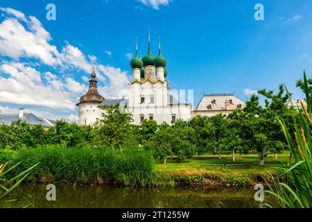 Jardin métropolitain intérieur et étang dans le Kremlin de Rostov le Grand Banque D'Images