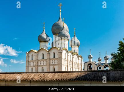 Vue de l'extérieur des dômes de la cathédrale de l'Assomption et le beffroi avec des cloches dans le Kremlin à Rostov le Grand Banque D'Images