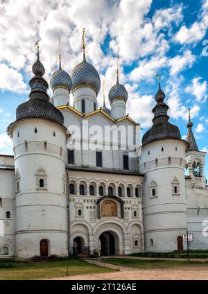 Vue de l'église de la Résurrection depuis la place de la cathédrale dans le Kremlin à Rostov le Grand Banque D'Images