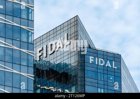 Vue extérieure du siège de Fidal dans le quartier d'affaires de Paris la Défense. FIDAL est un cabinet d’avocats français spécialisé en droit des affaires Banque D'Images