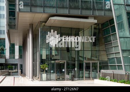 Courbevoie, France - 9 octobre 2023 : entrée du bâtiment Euronext dans le quartier d'affaires de Paris la Défense. Euronext est la principale bourse Banque D'Images