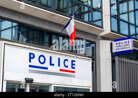 Panneau et drapeau français à l'entrée du commissariat de police dans le quartier de Paris la Défense Banque D'Images