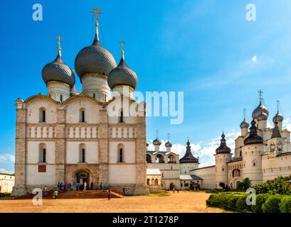 Place de la cathédrale avec la cathédrale de l'Assomption, le beffroi et l'église de l'Ascension dans le Kremlin à Rostov le Grand Banque D'Images