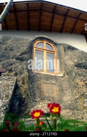 Comté d'Arges, Roumanie, 2000. Extérieur du monastère rupestre de Nămăești. La fenêtre par laquelle Saint André l'Apôtre regardait probablement à travers. Banque D'Images