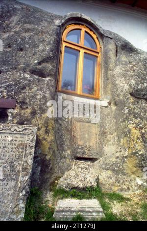 Comté d'Arges, Roumanie, 2000. Extérieur du monastère rupestre de Nămăești. La fenêtre par laquelle Saint André l'Apôtre regardait probablement à travers. Banque D'Images